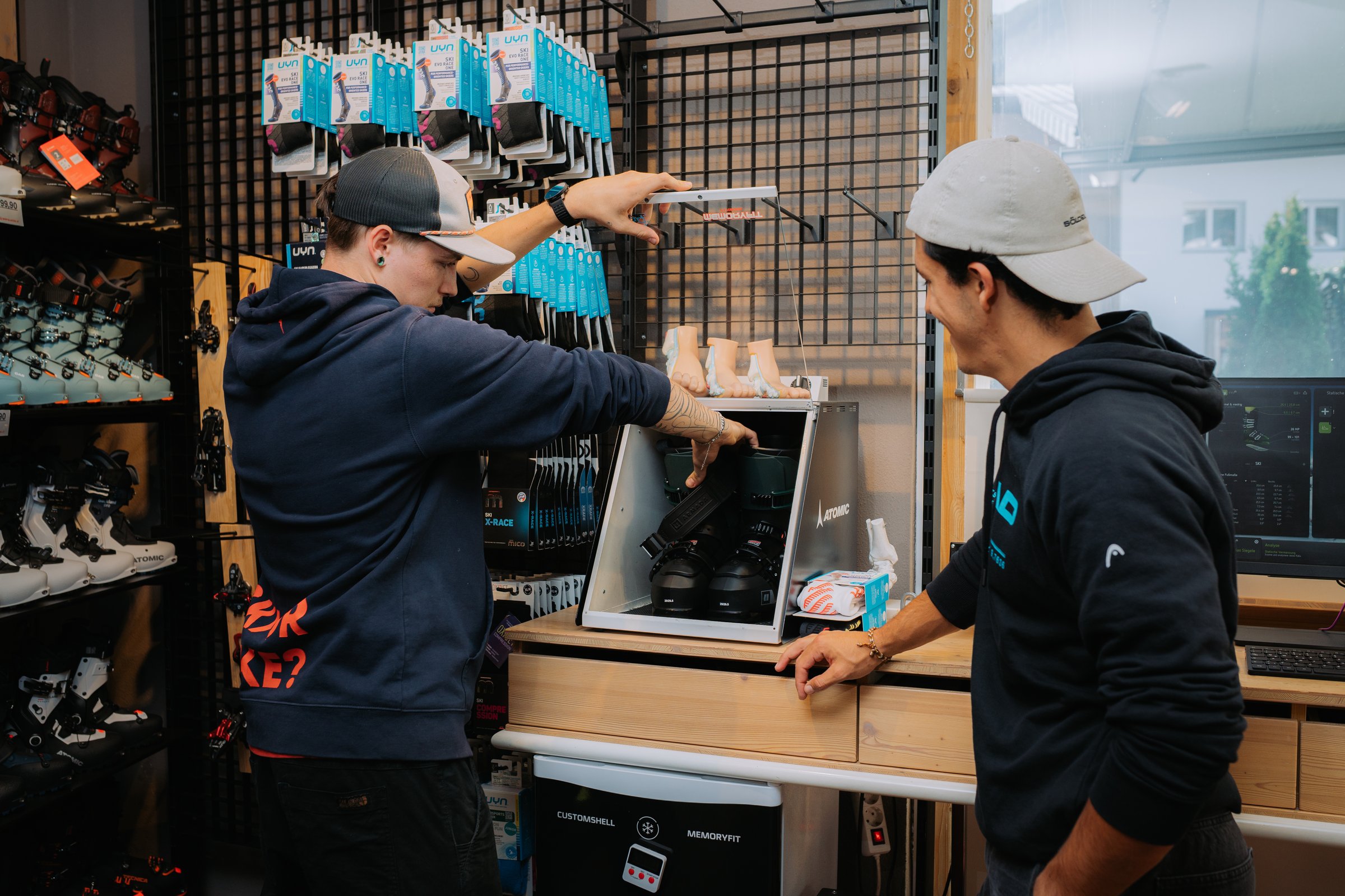 luis-dopona_Glanzer Ski Boot Fitting_winter_251010_06-©Tobias Siegele.jpg